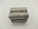 Neodym Klebe-Rundmagnete 30x1mm N52 Güte - flache sehr starke Magnetscheiben selbstklebend