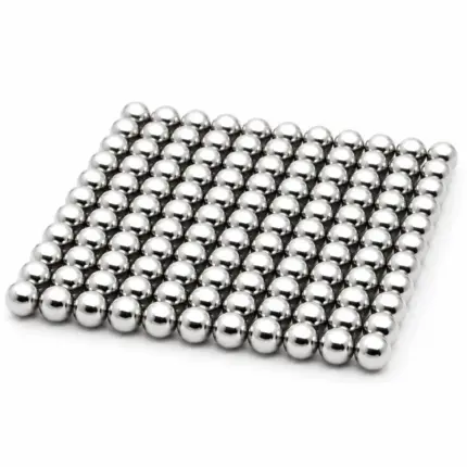 Set mit 100 silbernen Magnetkugeln Ø 5 mm in einem quadratischen Raster auf weißem Hintergrund