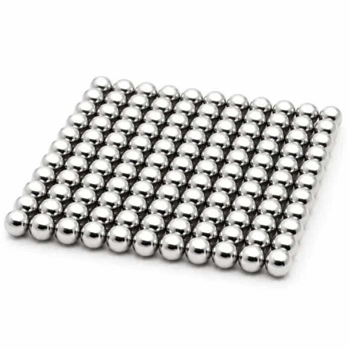 Set mit 100 silbernen Magnetkugeln Ø 5 mm in einem quadratischen Raster auf weißem Hintergrund
