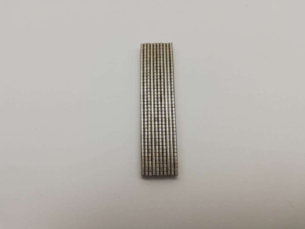 https://deinemagneten.de/wp-content/uploads/2023/03/Neodym-Mini-Magnete-2x2mm-Stabmagnete-N50.jpg